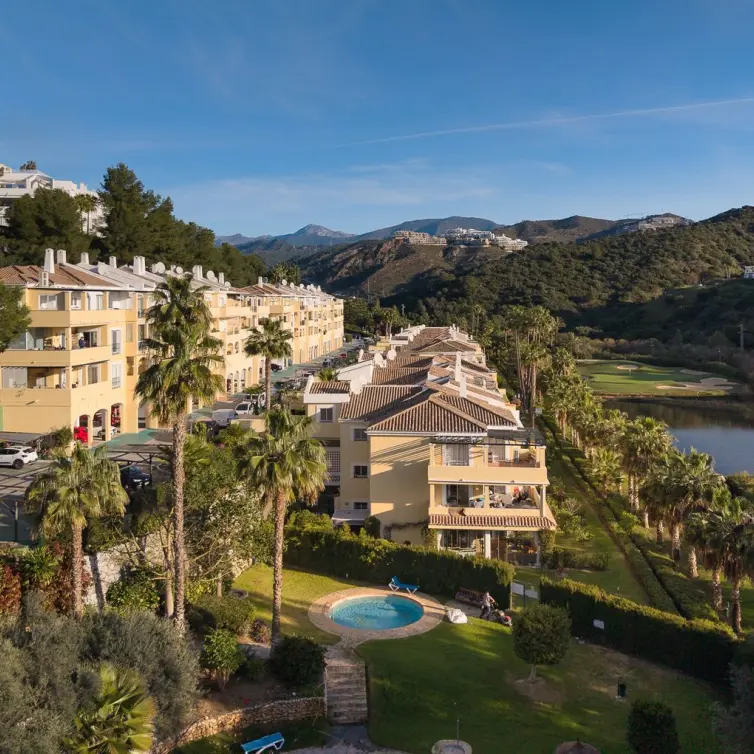 Sale of middle floor apartment in Benahavís