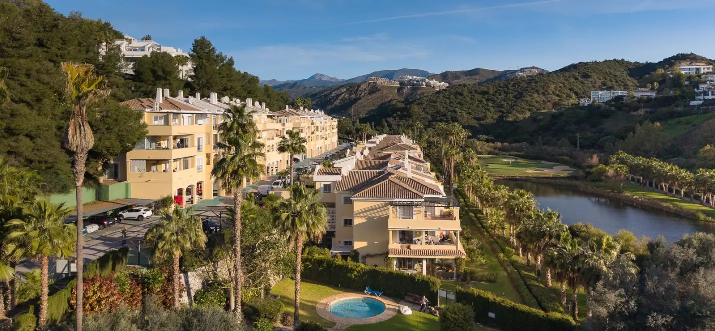 Sale of middle floor apartment in Benahavís 0