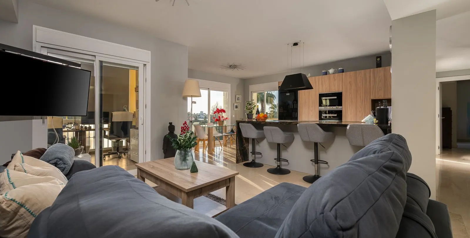 Sale of middle floor apartment in Benahavís 2