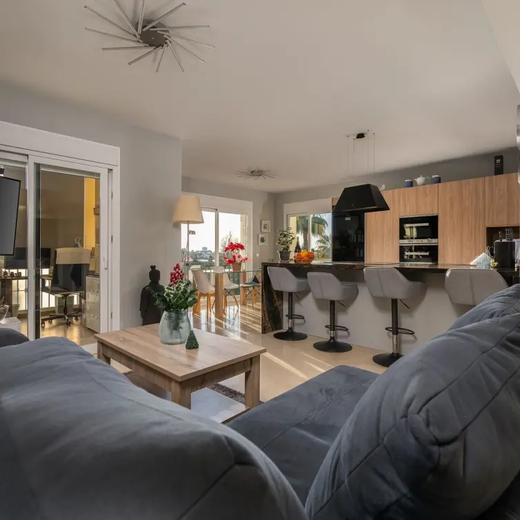 Sale of middle floor apartment in Benahavís