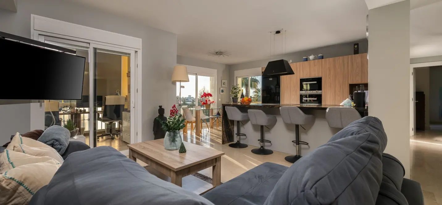 Sale of middle floor apartment in Benahavís 1