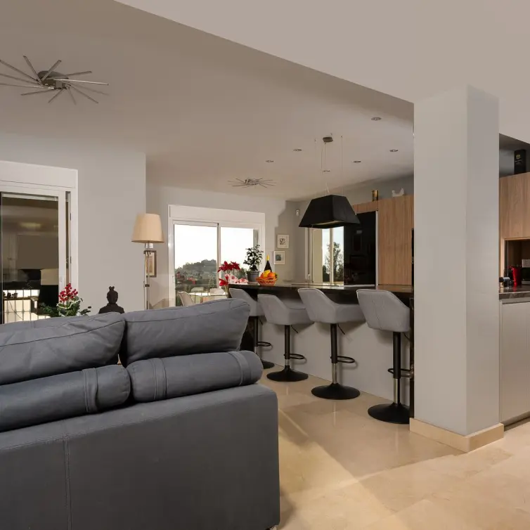Sale of middle floor apartment in Benahavís