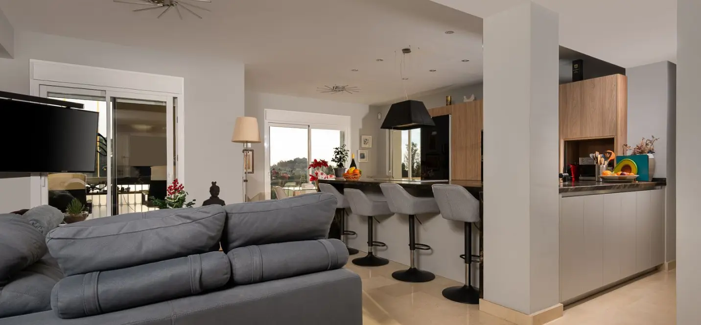 Sale of middle floor apartment in Benahavís 2