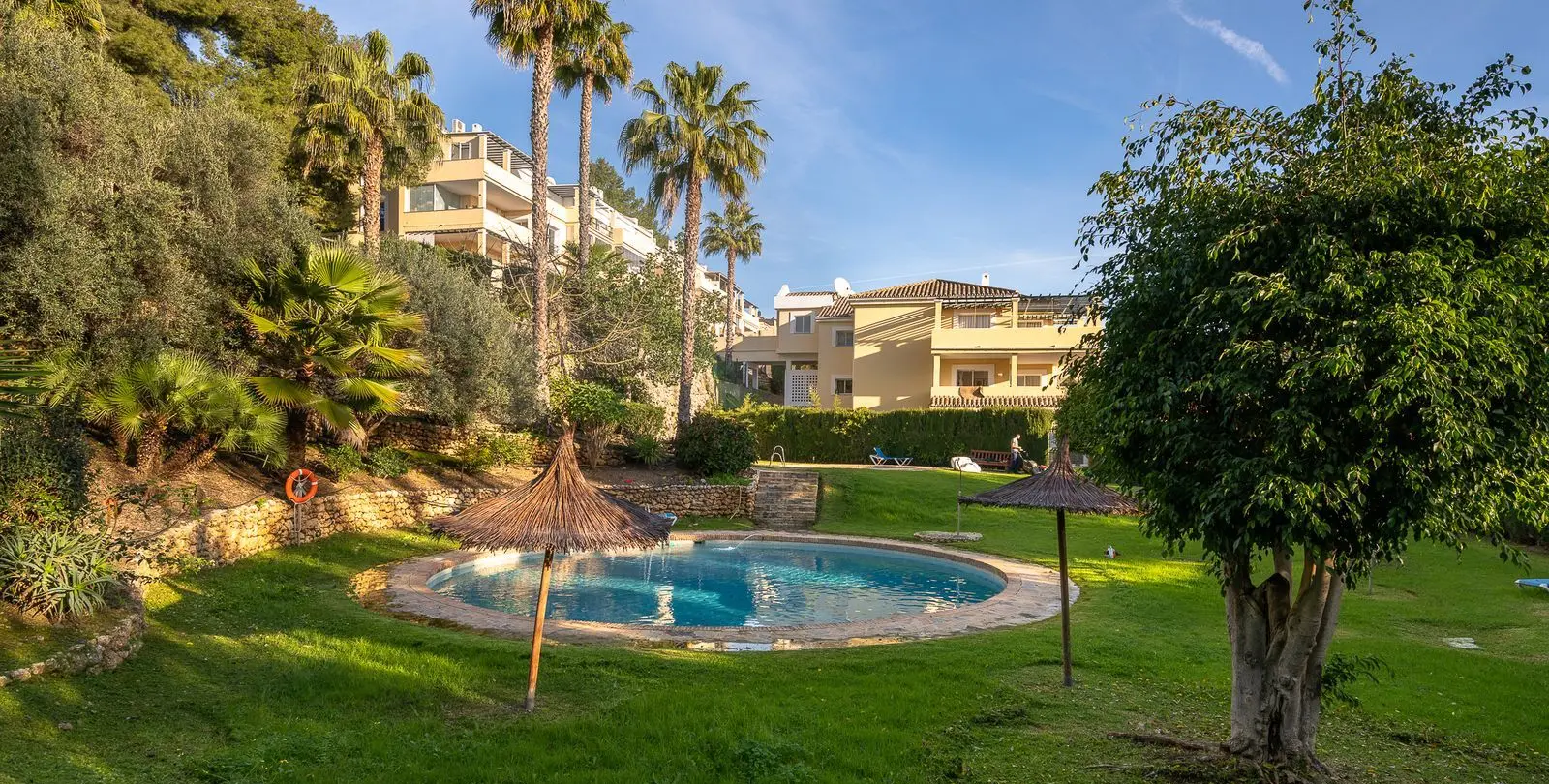 Sale of middle floor apartment in Benahavís 4