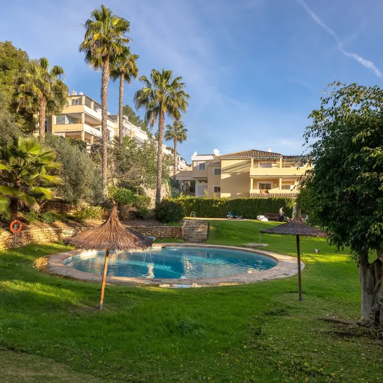 Sale of middle floor apartment in Benahavís