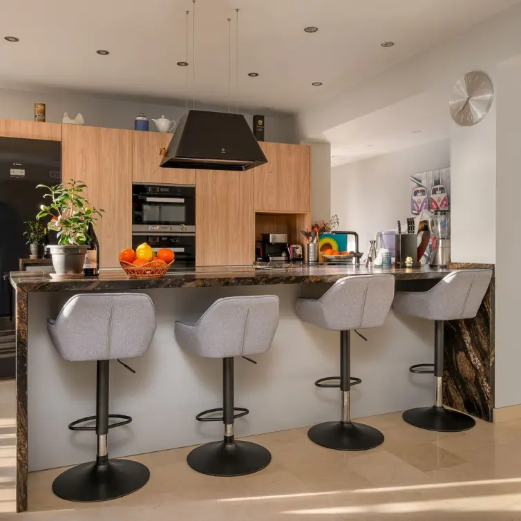 Sale of middle floor apartment in Benahavís