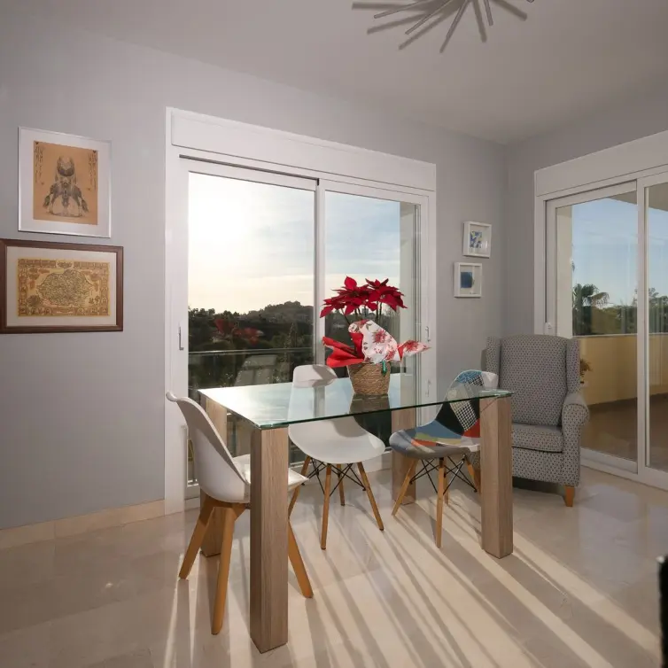 Sale of middle floor apartment in Benahavís