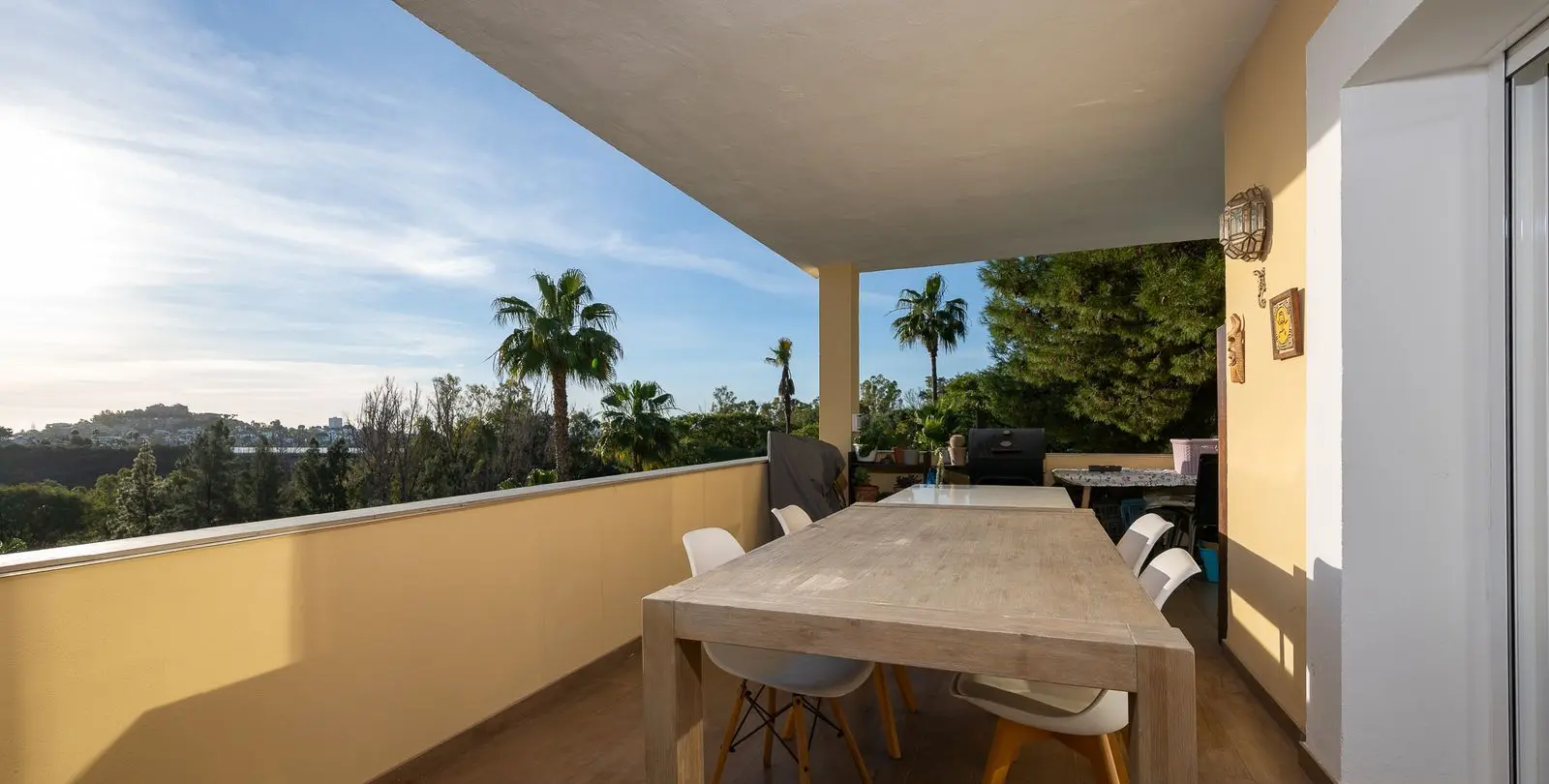 Sale of middle floor apartment in Benahavís 8