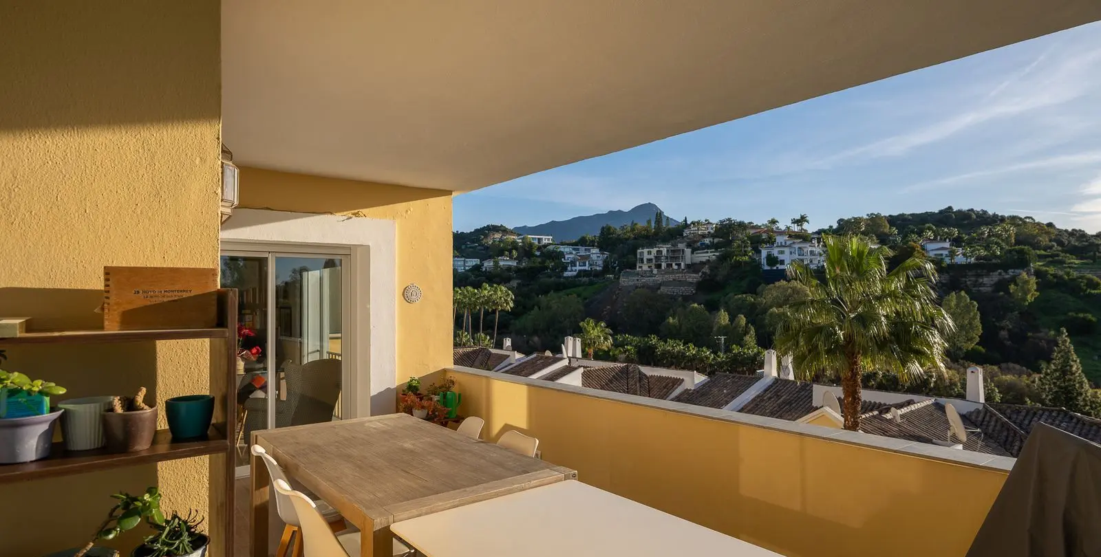 Sale of middle floor apartment in Benahavís 9