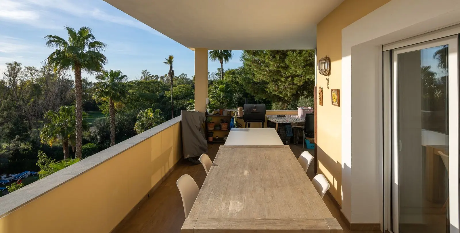 Sale of middle floor apartment in Benahavís 10