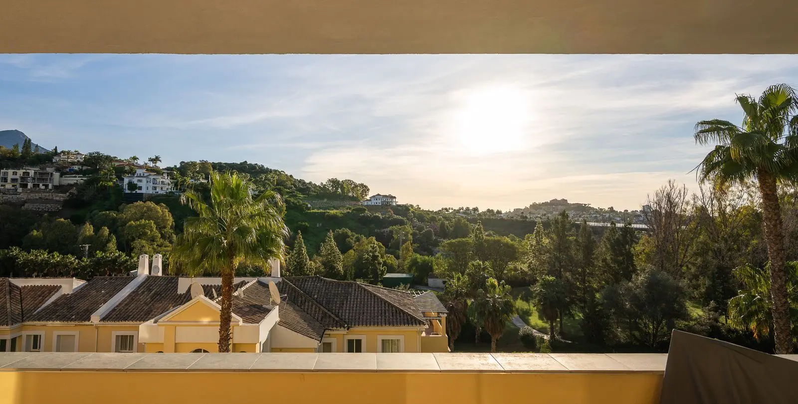 Sale of middle floor apartment in Benahavís 11