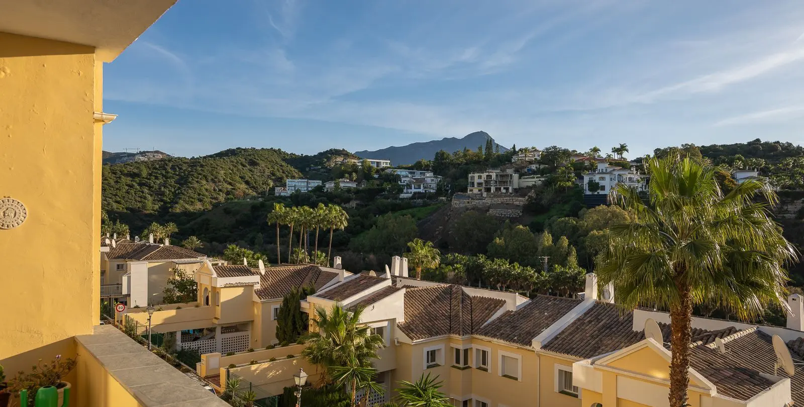 Sale of middle floor apartment in Benahavís 12