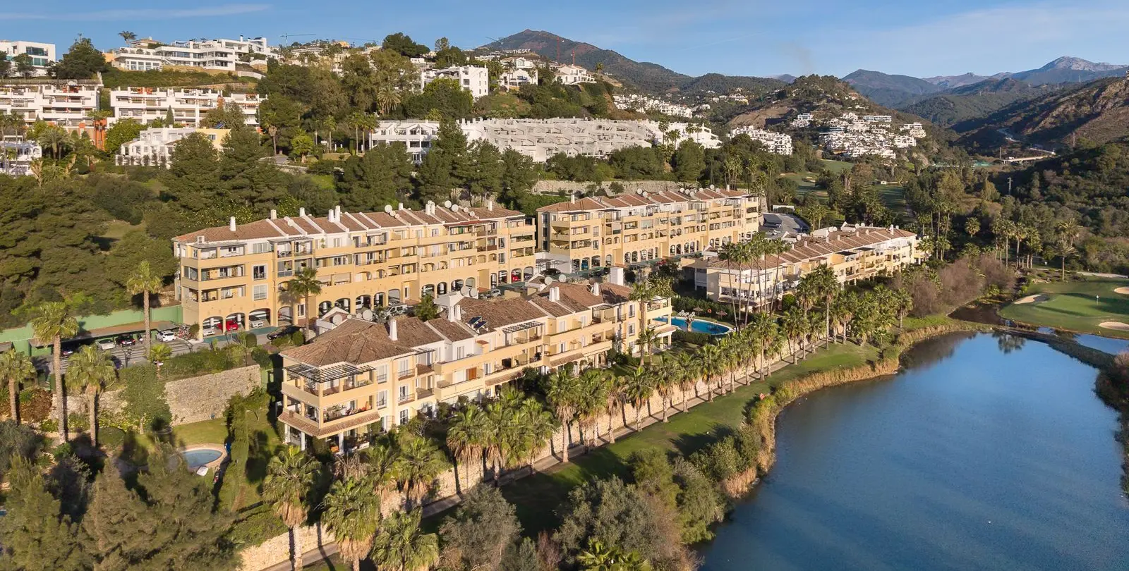 Sale of middle floor apartment in Benahavís 13