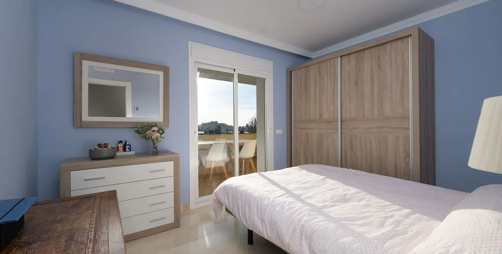 Sale of middle floor apartment in Benahavís 15