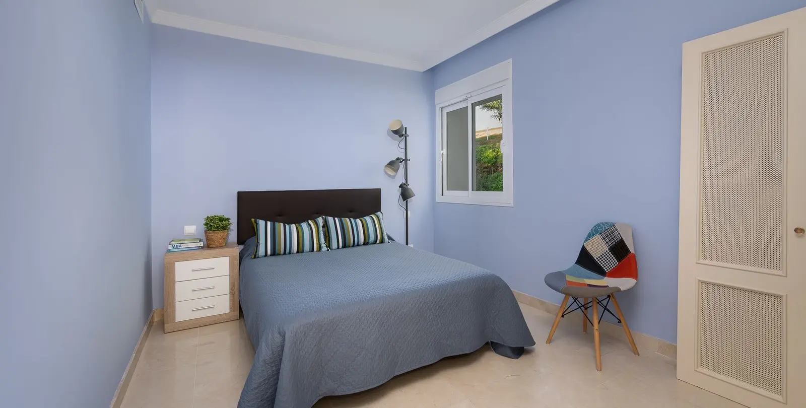Sale of middle floor apartment in Benahavís 16