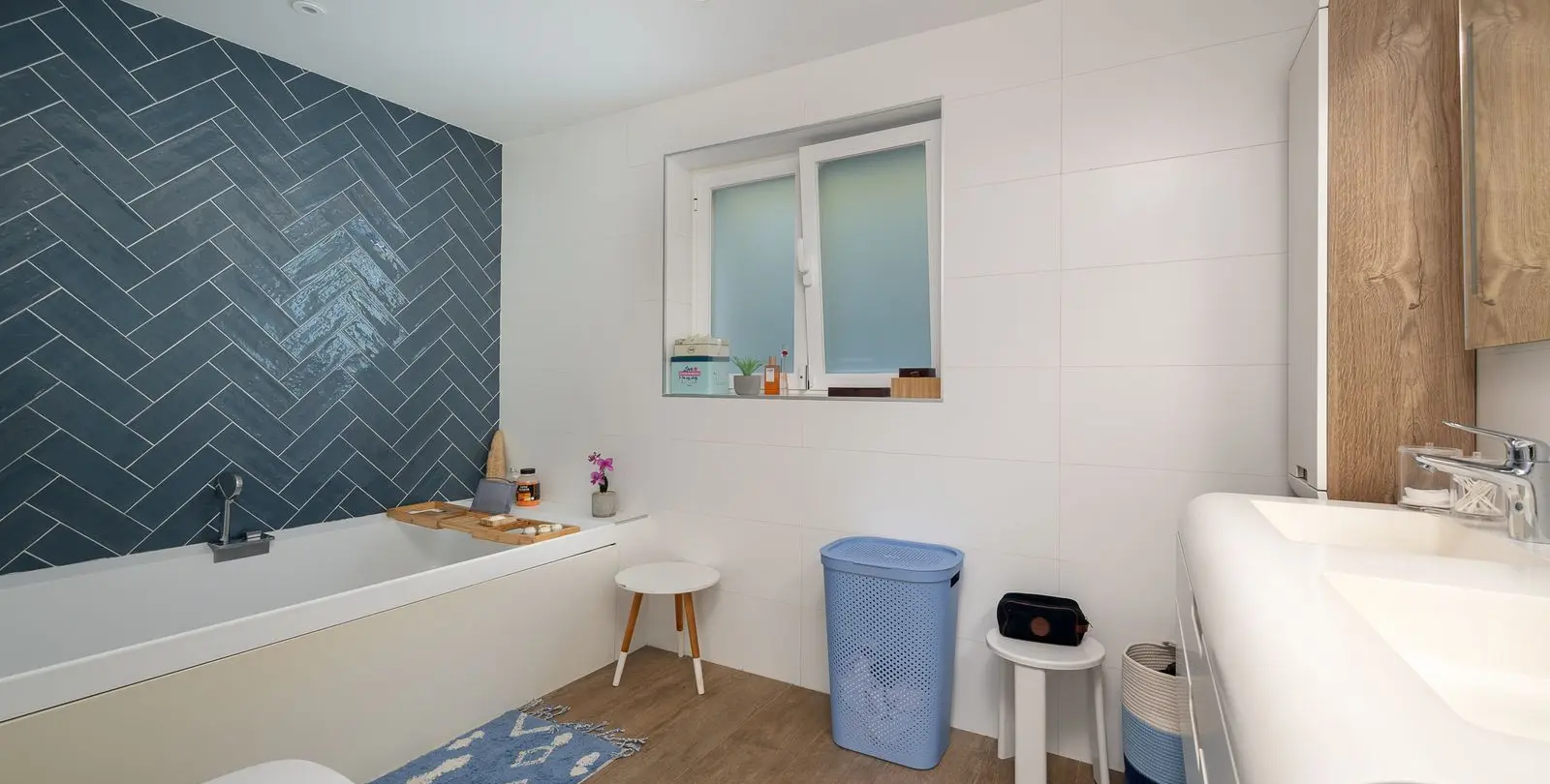 Sale of middle floor apartment in Benahavís 17