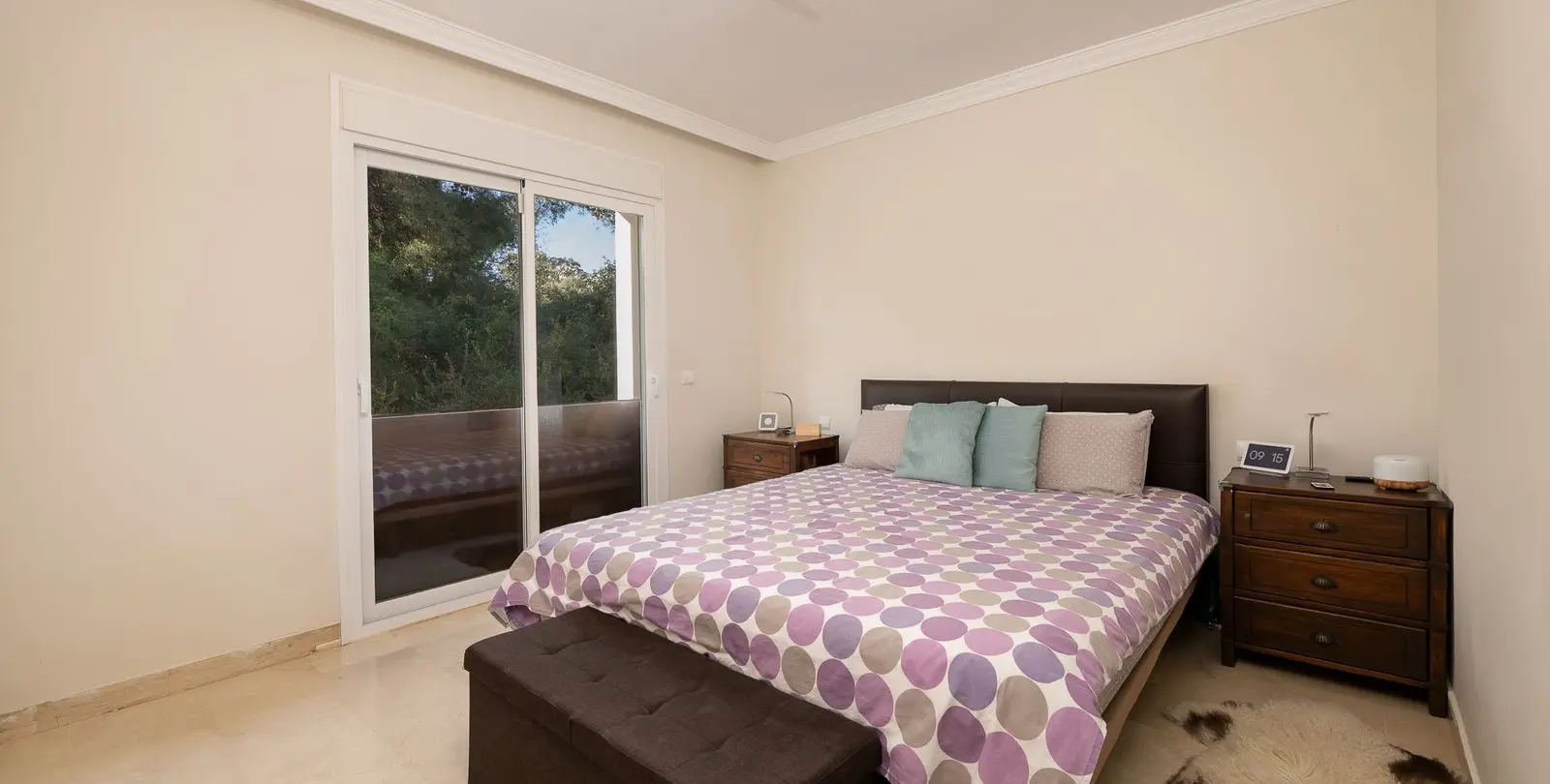 Sale of middle floor apartment in Benahavís 18
