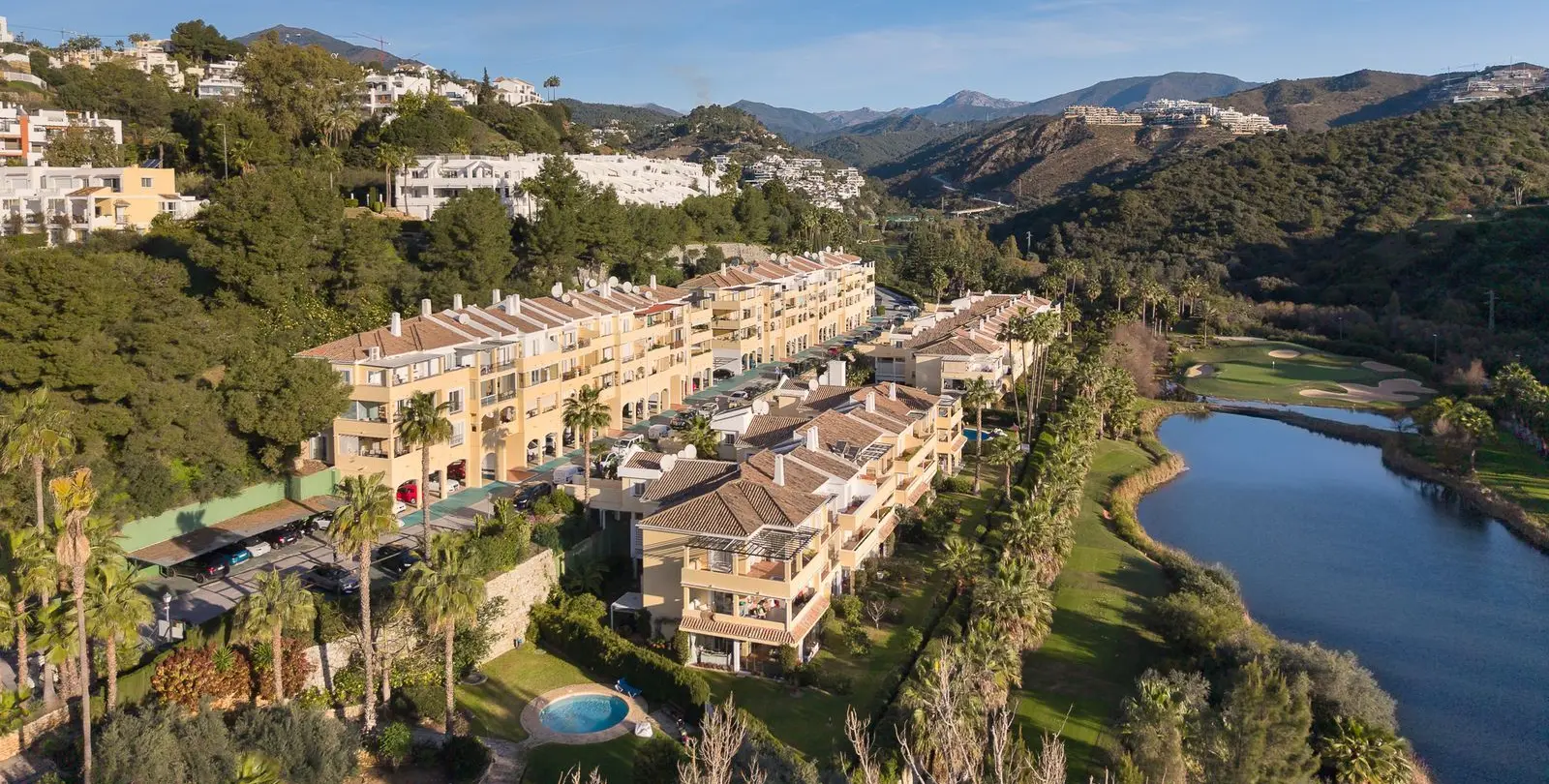Sale of middle floor apartment in Benahavís 21