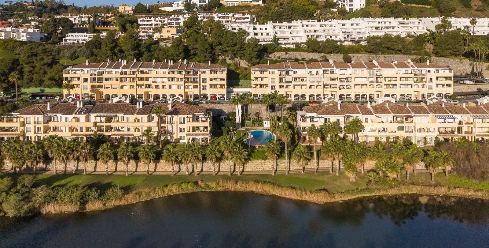 Sale of middle floor apartment in Benahavís 24