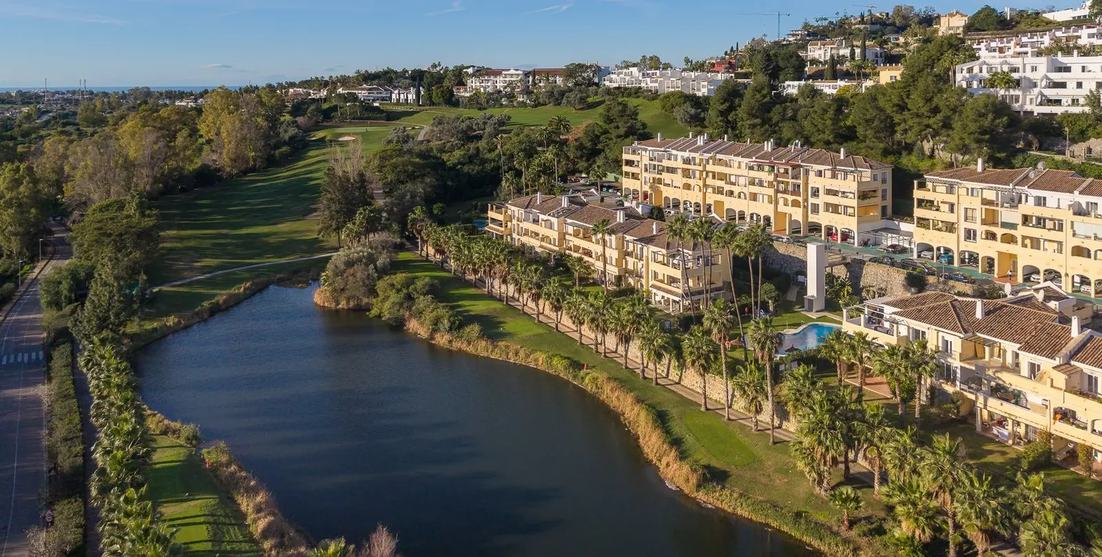Sale of middle floor apartment in Benahavís 25