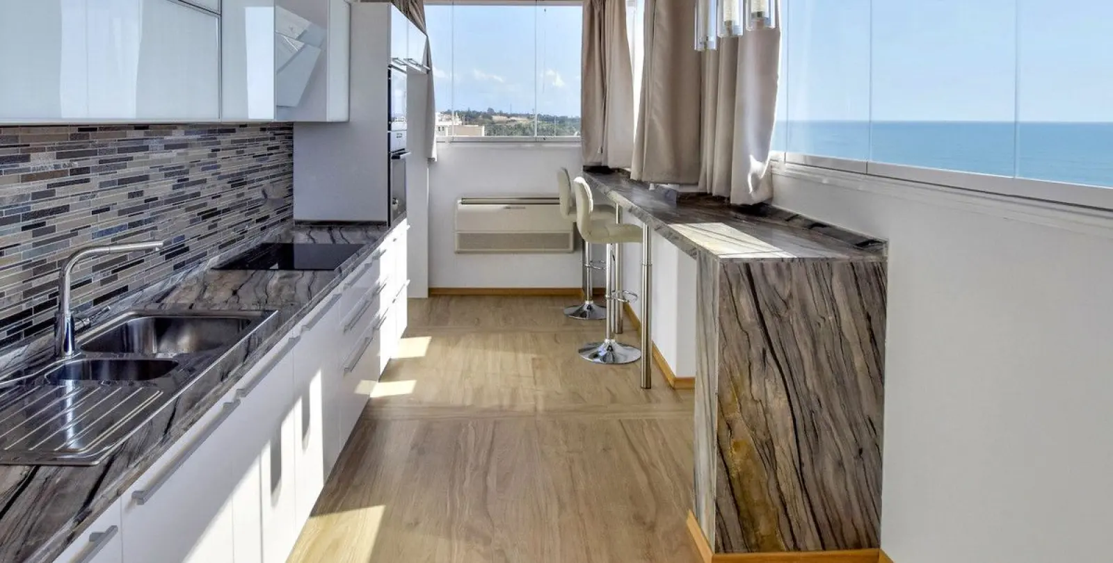Sale of penthouse in Estepona 3
