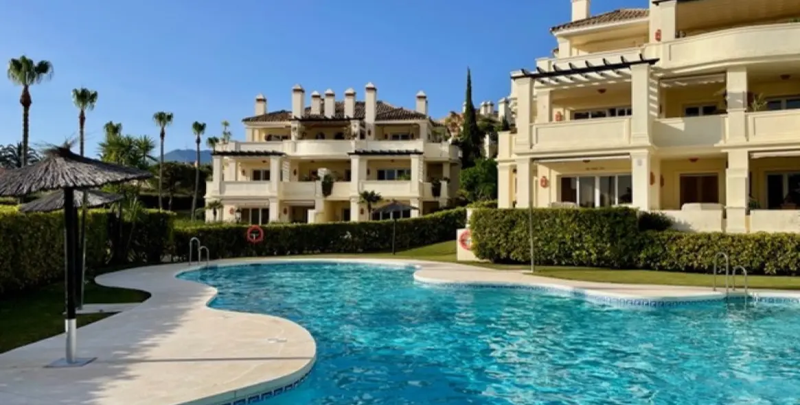 Продажа апартаментов на среднем этаже в Casares 1