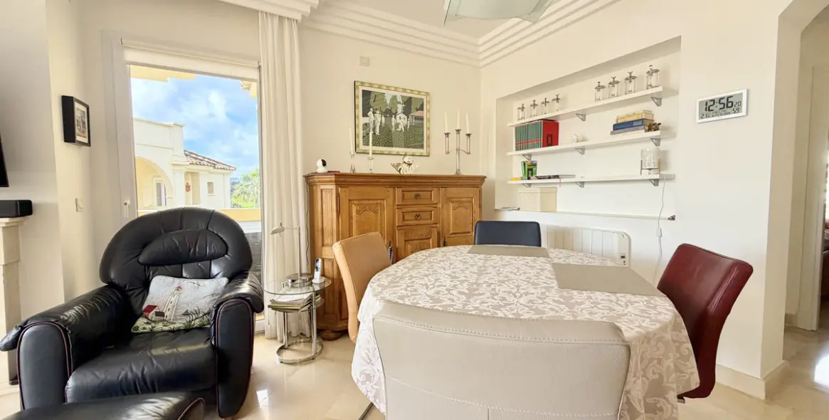 Продажа апартаментов на среднем этаже в Casares 5