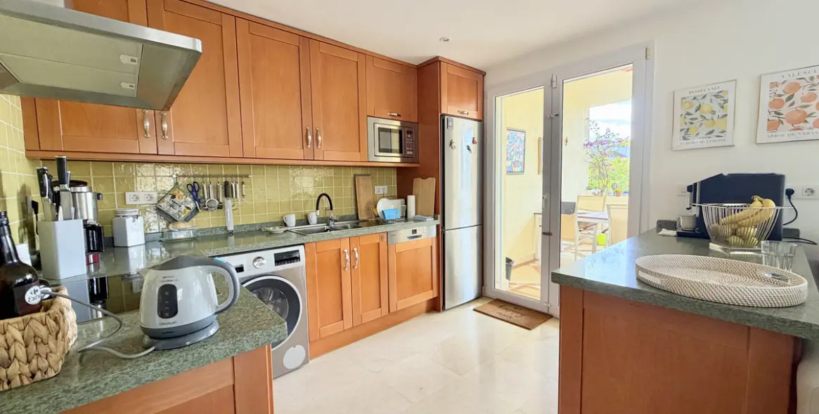 Продажа апартаментов на среднем этаже в Casares 7