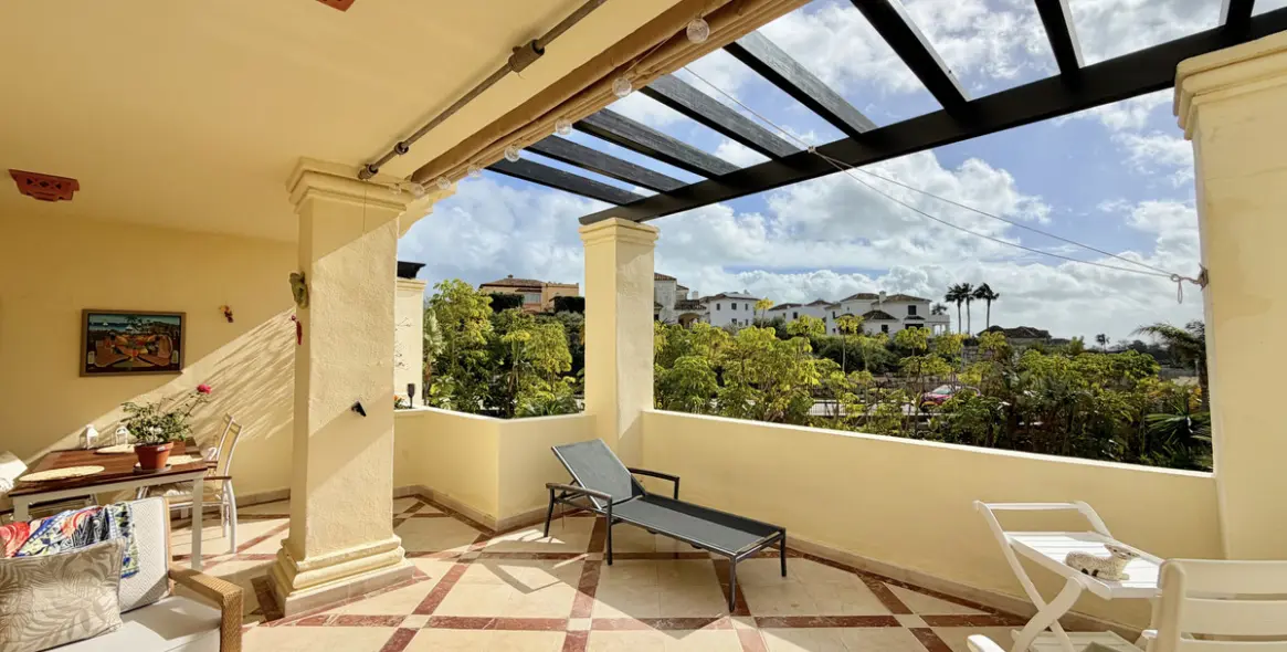 Продажа апартаментов на среднем этаже в Casares 9