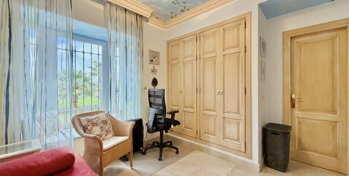 Продажа апартаментов на среднем этаже в Casares 13