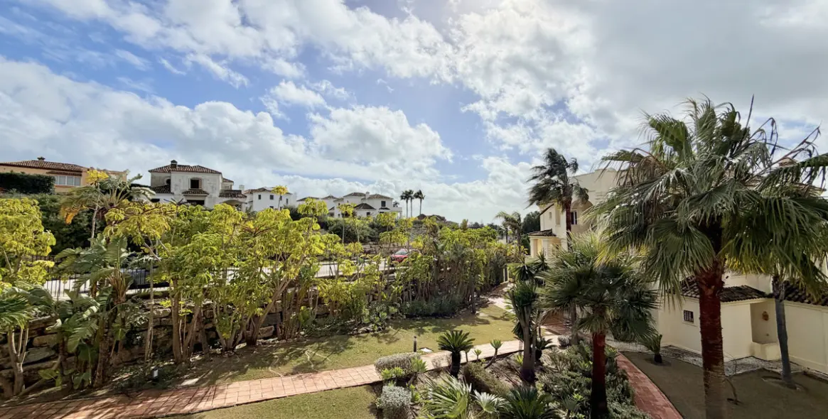 Продажа апартаментов на среднем этаже в Casares 19