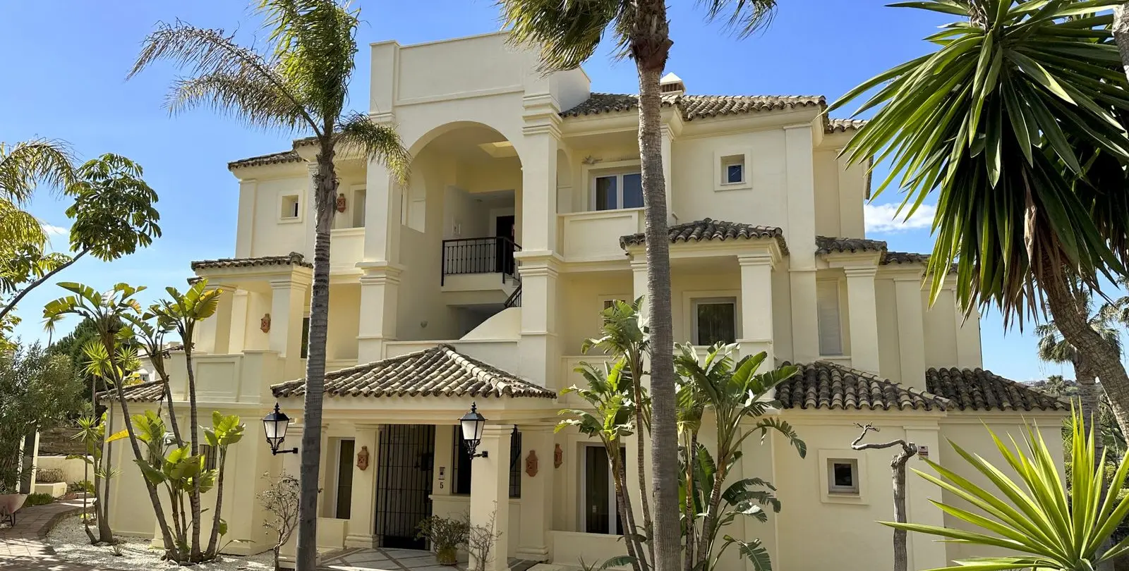 Venta de apartamento en planta media en Casares 2