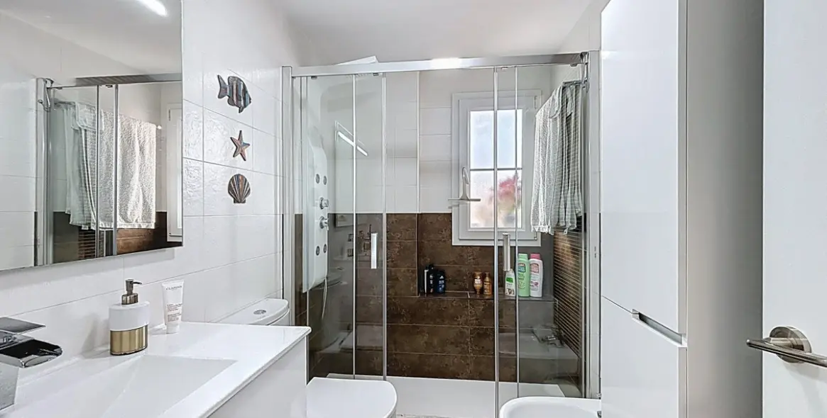 Sale of middle floor apartment in Rincón de la Victoria 11