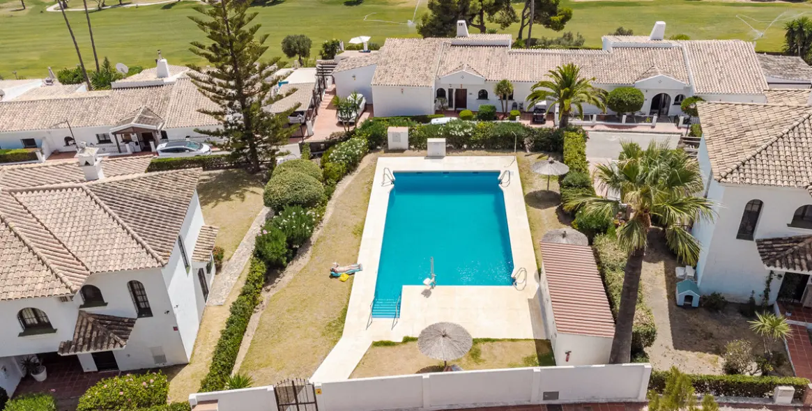 Sale of townhouse in La Duquesa 33