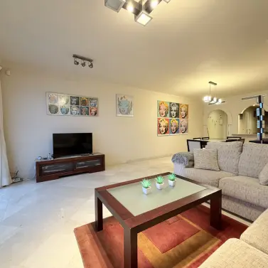 Продажа апартаментов на среднем этаже в Estepona