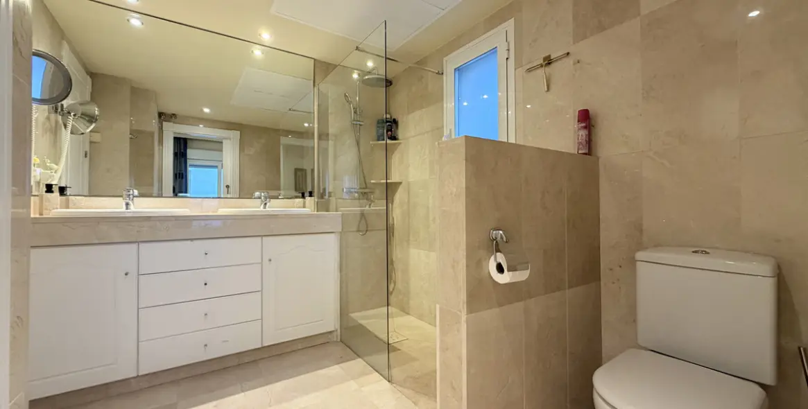 Продажа апартаментов на среднем этаже в Estepona 10