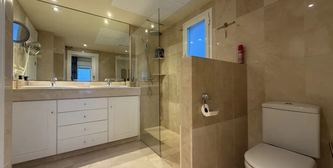 Продажа апартаментов на среднем этаже в Estepona 12