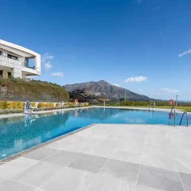 Venta de apartamento en planta media en Benahavís