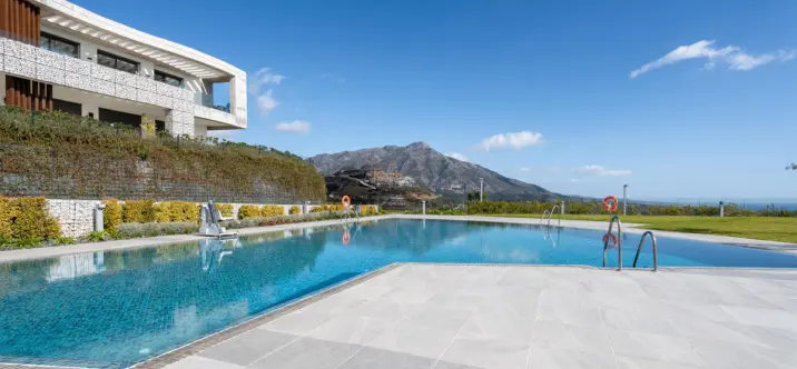 Venta de apartamento en planta media en Benahavís 1