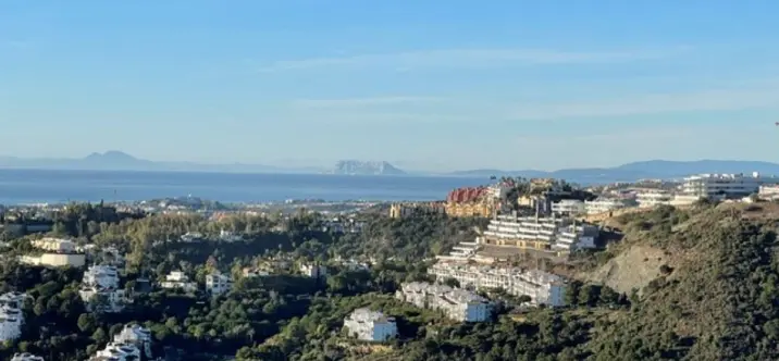 Venta de apartamento en planta media en Benahavís 2