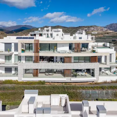 Venta de apartamento en planta media en Benahavís