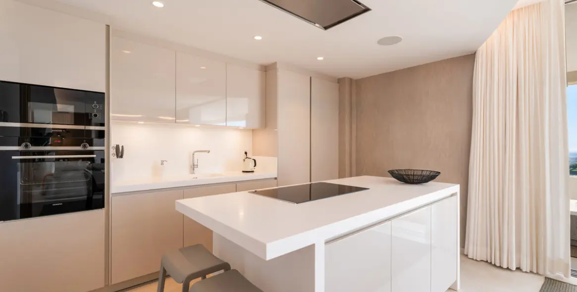 Venta de apartamento en planta media en Benahavís 10