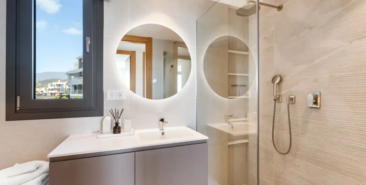 Venta de apartamento en planta media en Benahavís 20