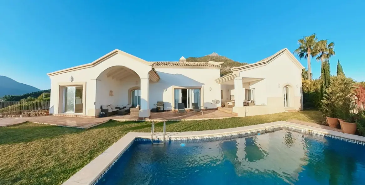 Sale of detached villa in Sierra Blanca 1