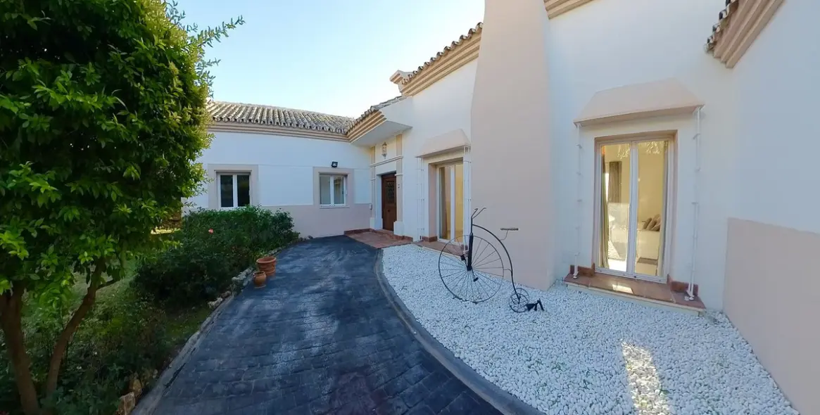 Sale of detached villa in Sierra Blanca 3