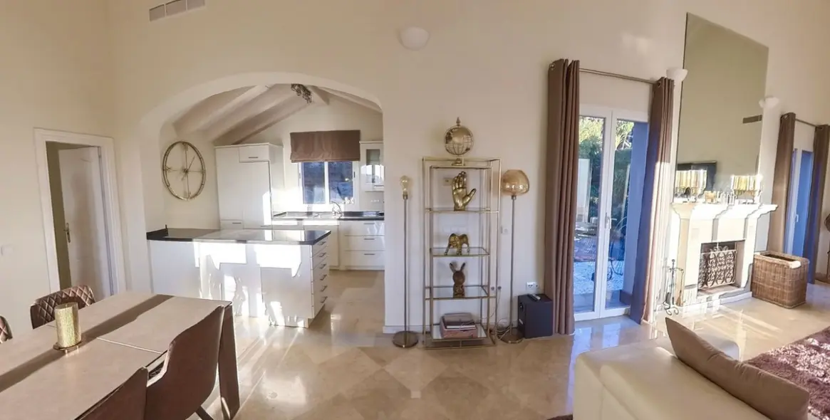 Sale of detached villa in Sierra Blanca 8