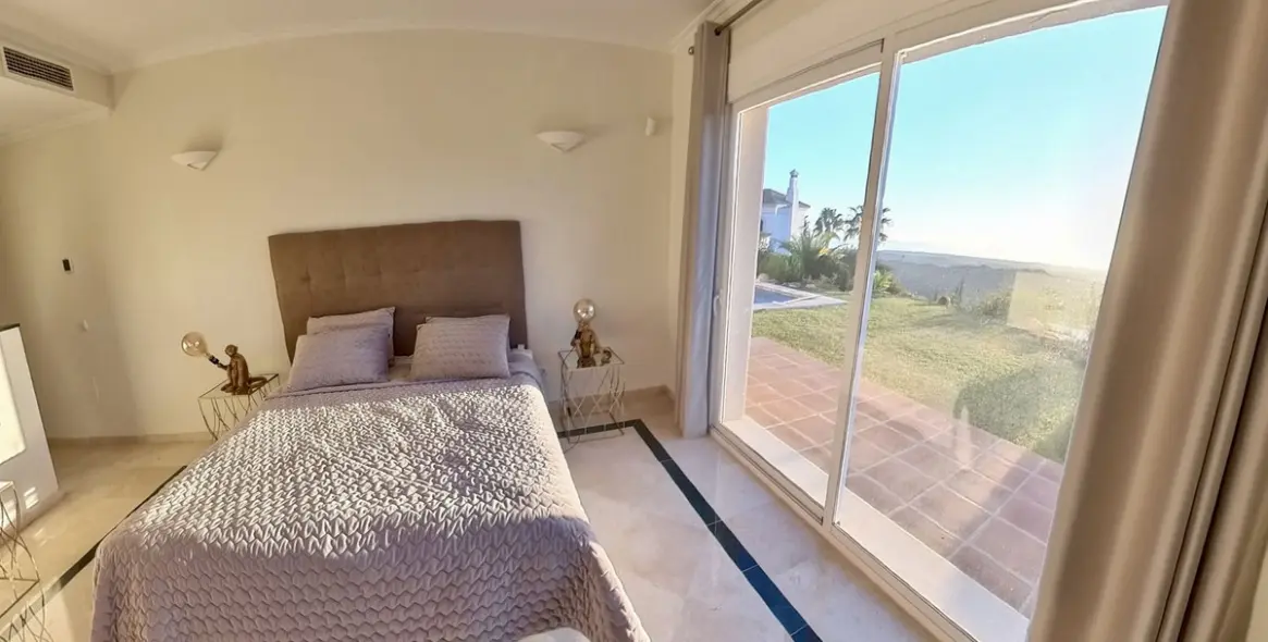 Sale of detached villa in Sierra Blanca 14