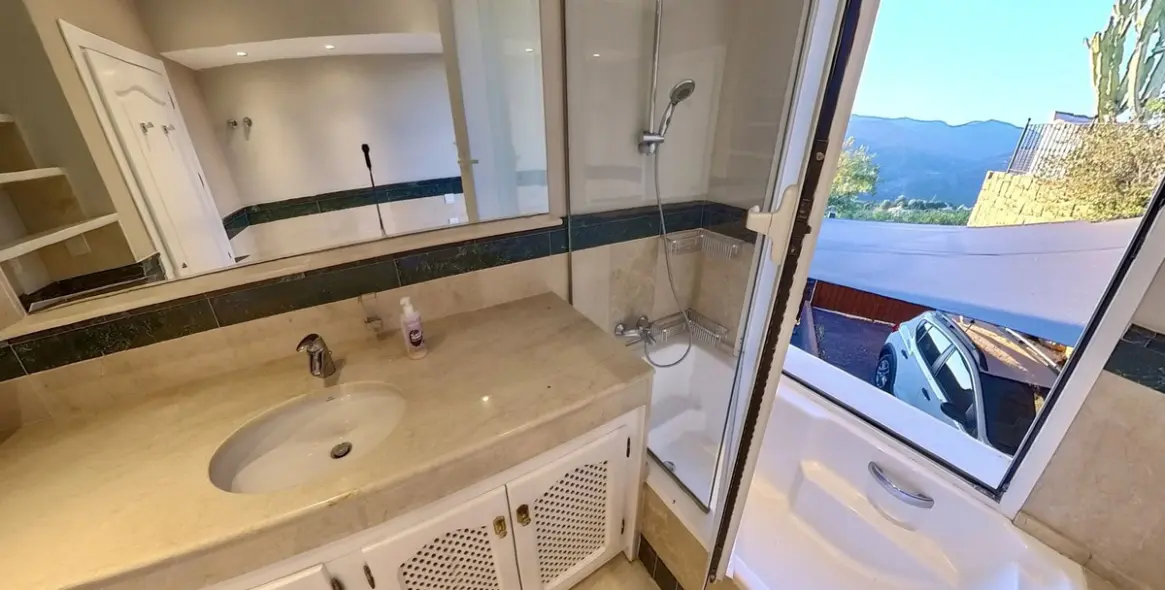 Sale of detached villa in Sierra Blanca 16