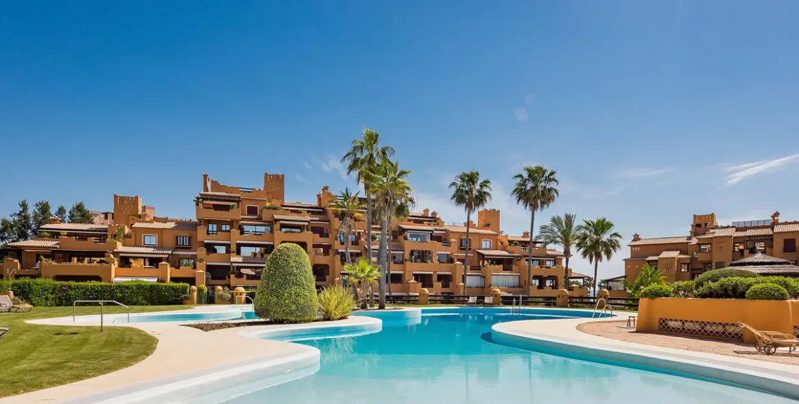 Venta de apartamento en planta baja en New Golden Mile 1