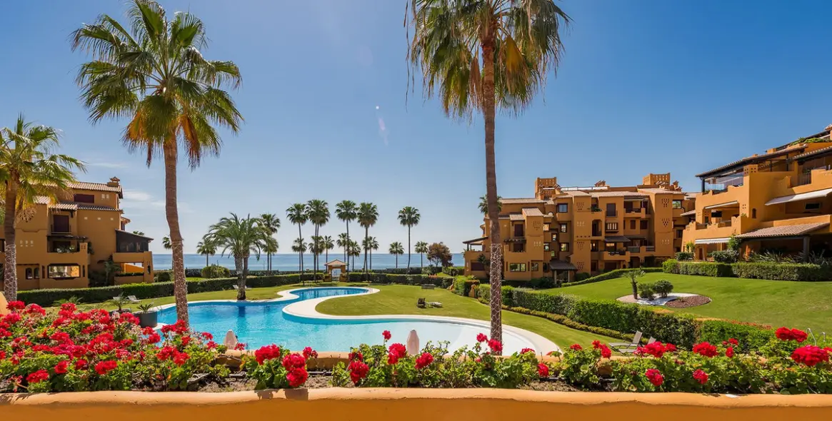 Venta de apartamento en planta baja en New Golden Mile 3